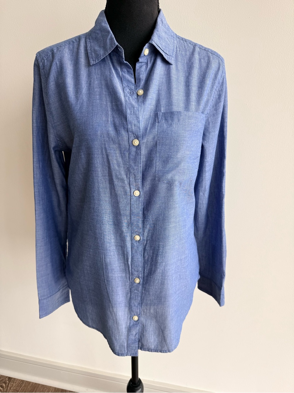 Forever 21 Classic Linen Blue Women's Button-Down Shirt